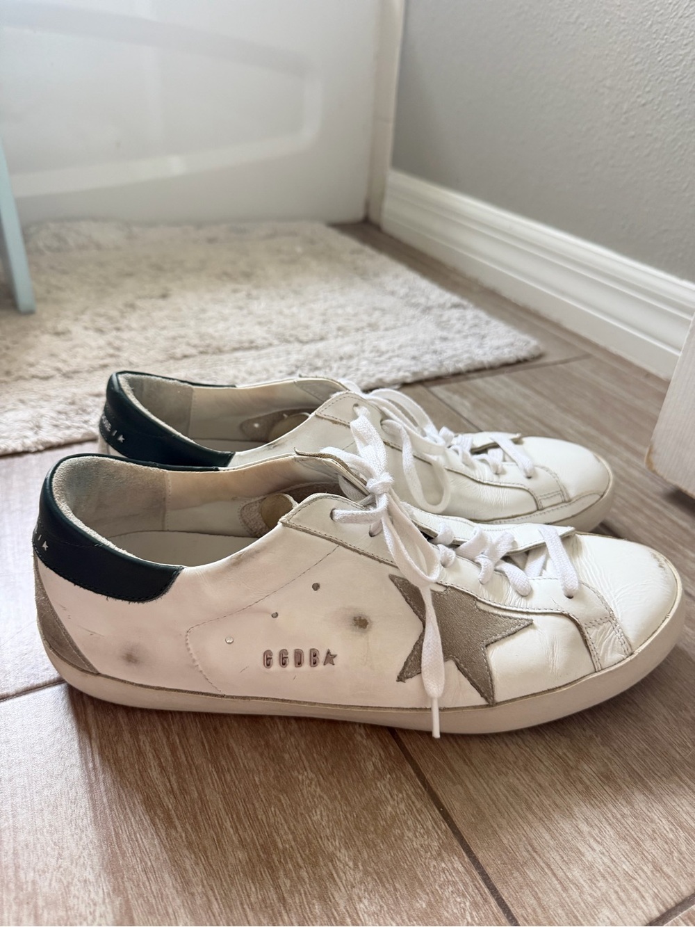 Golden Goose White Leather Low-Top Sneakers with Gray Star and Black Heel